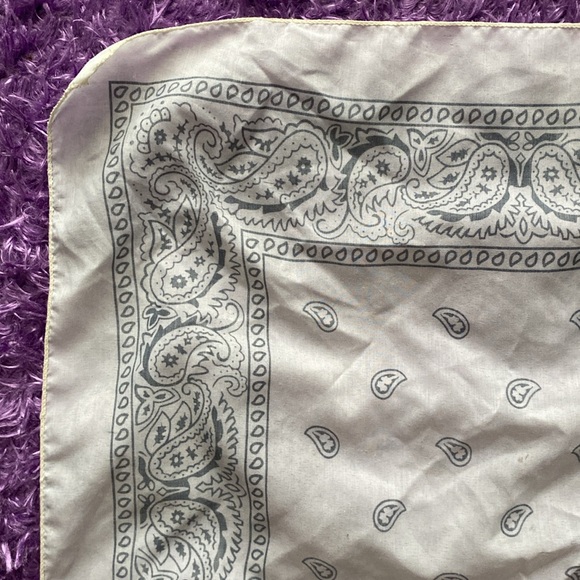 White and black paisley bandana / kerchief - Picture 15 of 17